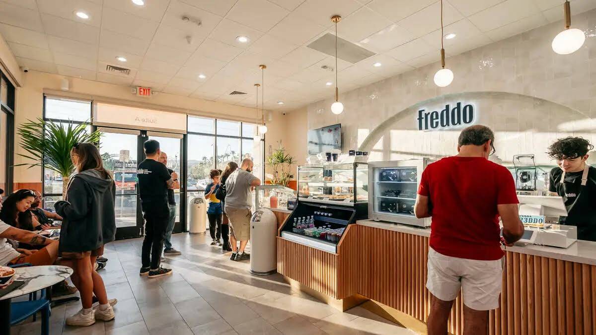 Clientes en Freddo Gelato Tradizionale en el suroeste de Las Vegas. La famosa heladería argent ...