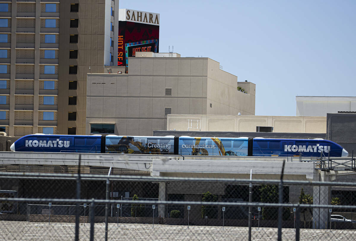 Un monorriel de Las Vegas está estacionado en la parada de Sahara, cerca de Sahara Las Vegas, ...