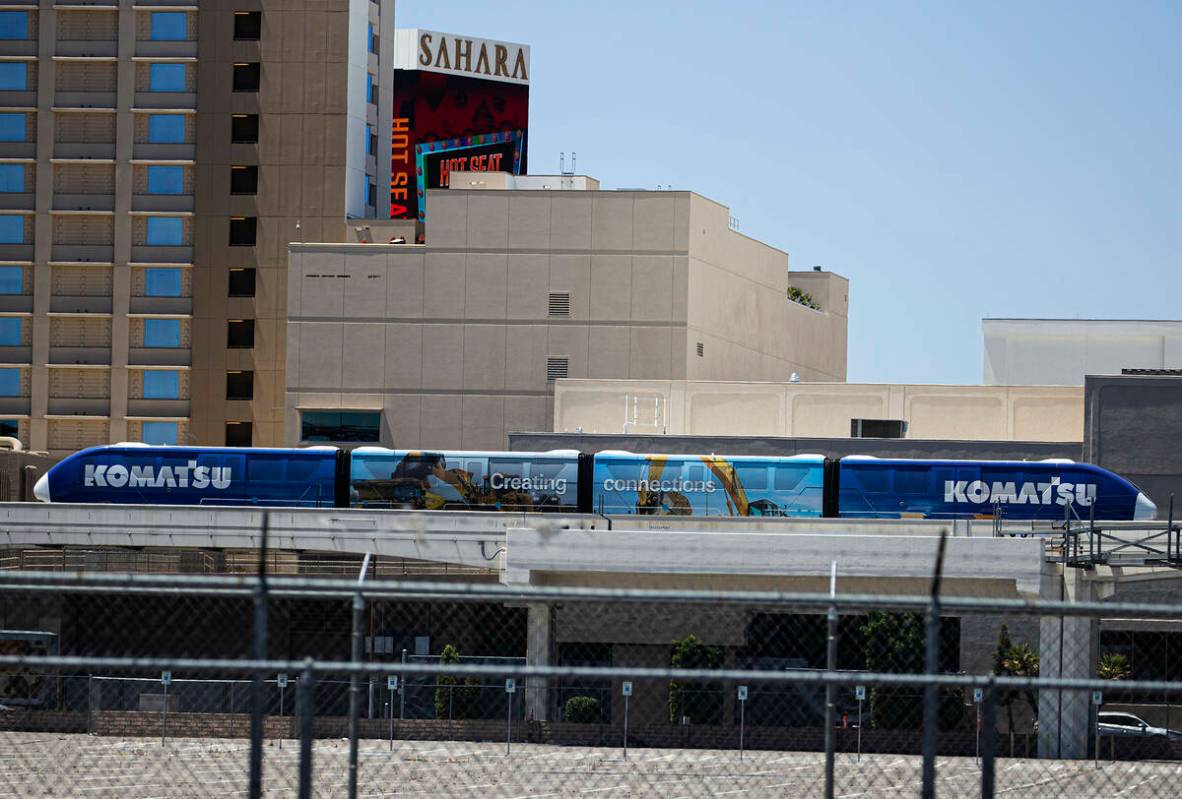 Un monorriel de Las Vegas está estacionado en la parada de Sahara, cerca de Sahara Las Vegas, ...