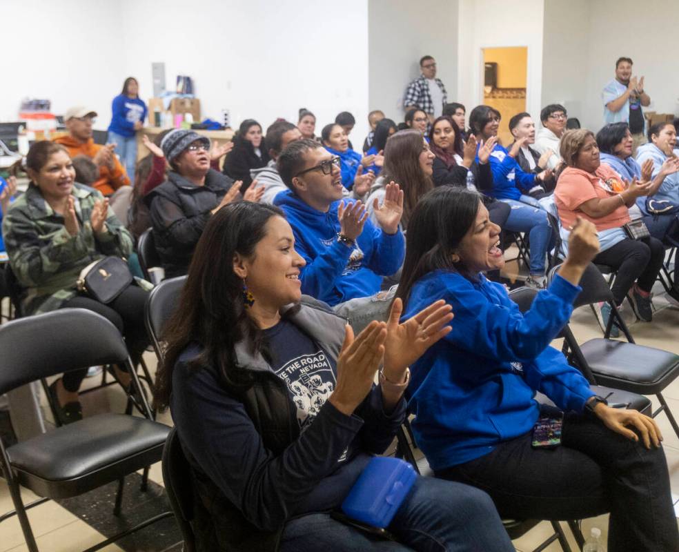 La multitud aplaude durante una conferencia de prensa de Make the Road Nevada, el miércoles 13 ...