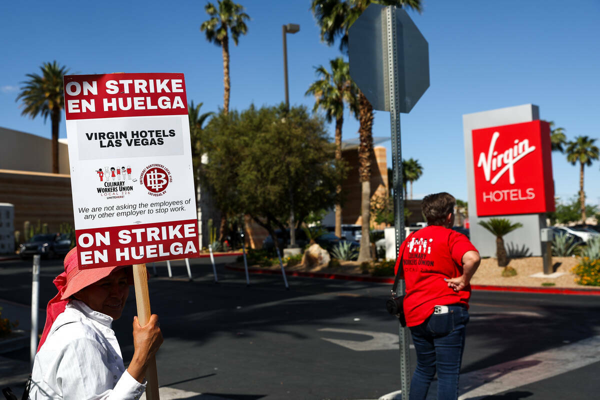 Trabajadores de la hospitalidad se manifiestan frente a Virgin Hotels Las Vegas, el sábado 11 ...