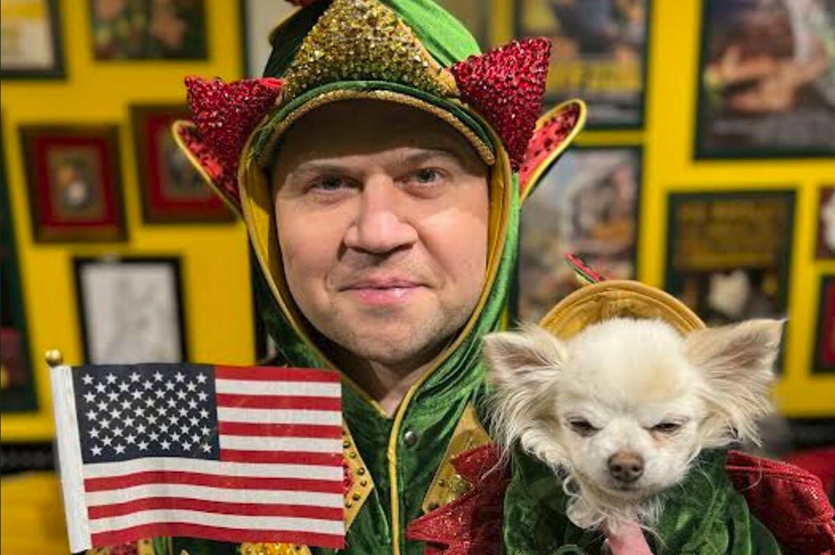 John van der Put, en modo de Piff the Magic Dragon, se muestra en el backstage de Flamingo Show ...