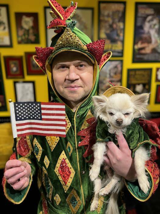 John van der Put, en modo de Piff the Magic Dragon, se muestra en el backstage de Flamingo Show ...