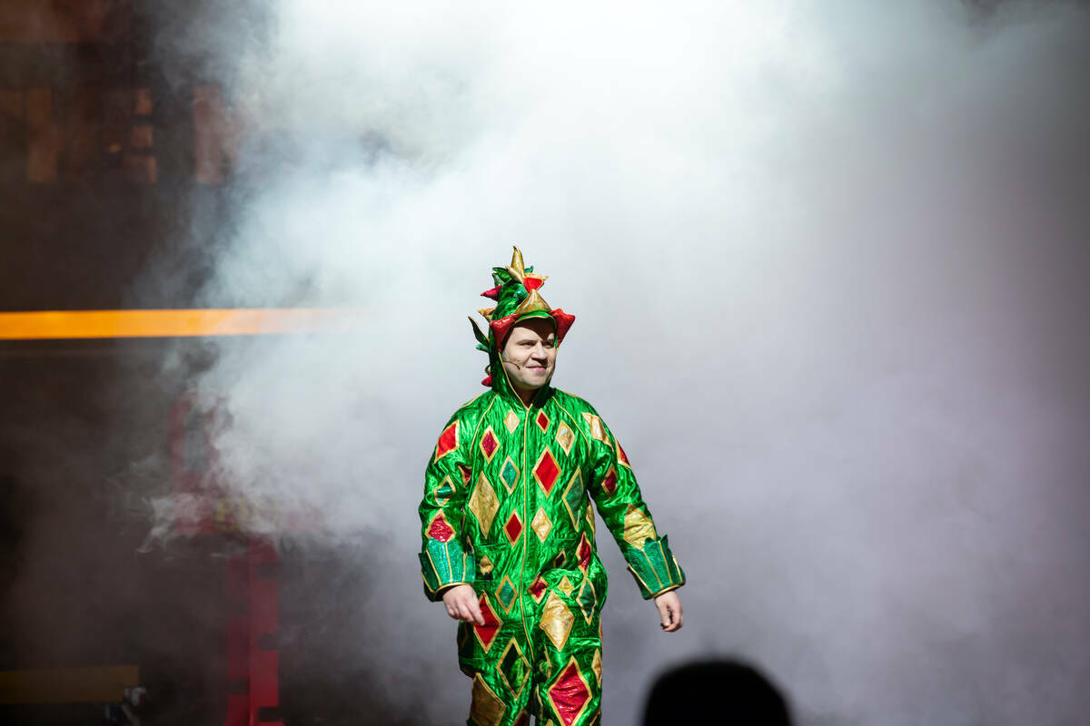 Piff the Magic Dragon se muestra en medio del humo del escenario en Flamingo Showroom, el lunes ...