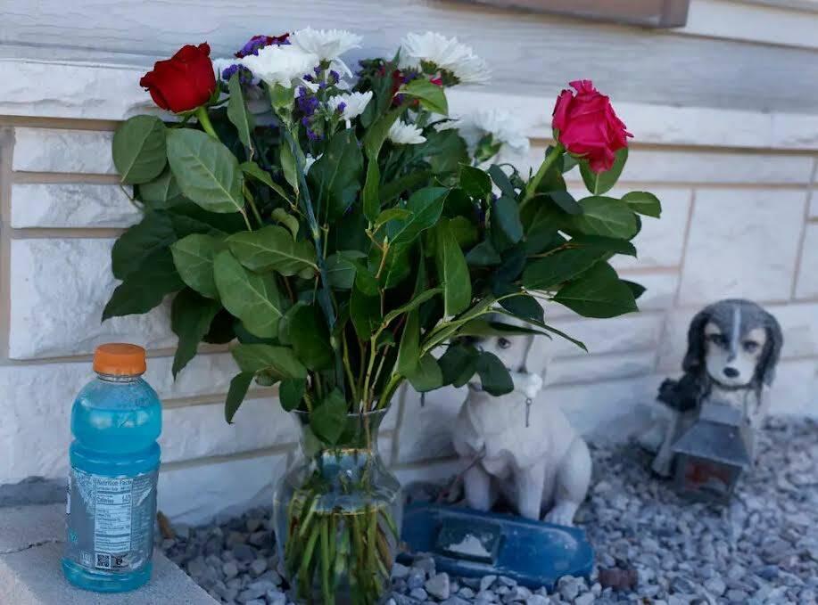 Un ramo de flores solitario aparece frente a la casa donde se encontró el cuerpo de Monique Gi ...