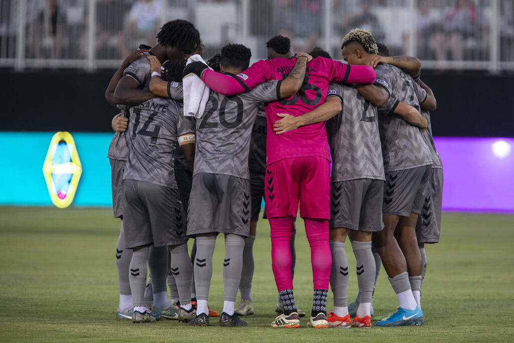 Miembros de Las Vegas Lights FC se reúnen antes de un partido de fútbol del Campeonato de la ...