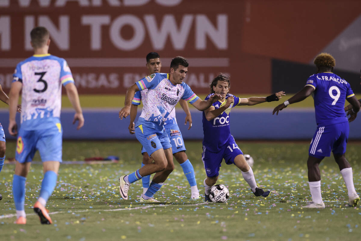 Martín del Campo, centro izquierda, pelea por el balón contra Emilio Ycaza de Reno 1868 FC du ...