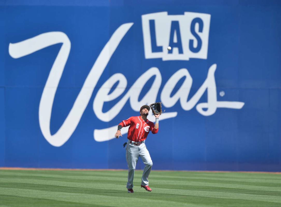 El jardinero central de los Cincinnati Reds Billy Hamilton (6) atrapa un elevado durante un jue ...