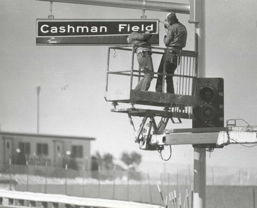 Trabajadores instalan un letrero de la calle Cashman Field en Las Vegas Boulevard North antes d ...