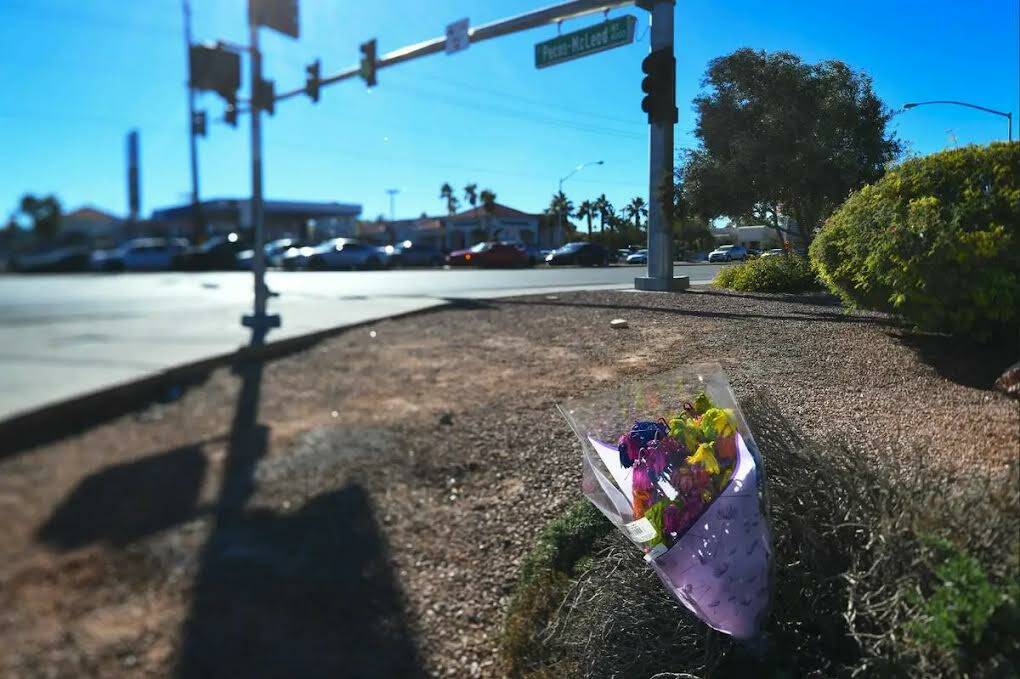 Fores en el lugar del accidente fatal ocurrido en la intersección de Flamingo y Pecos Roads, e ...