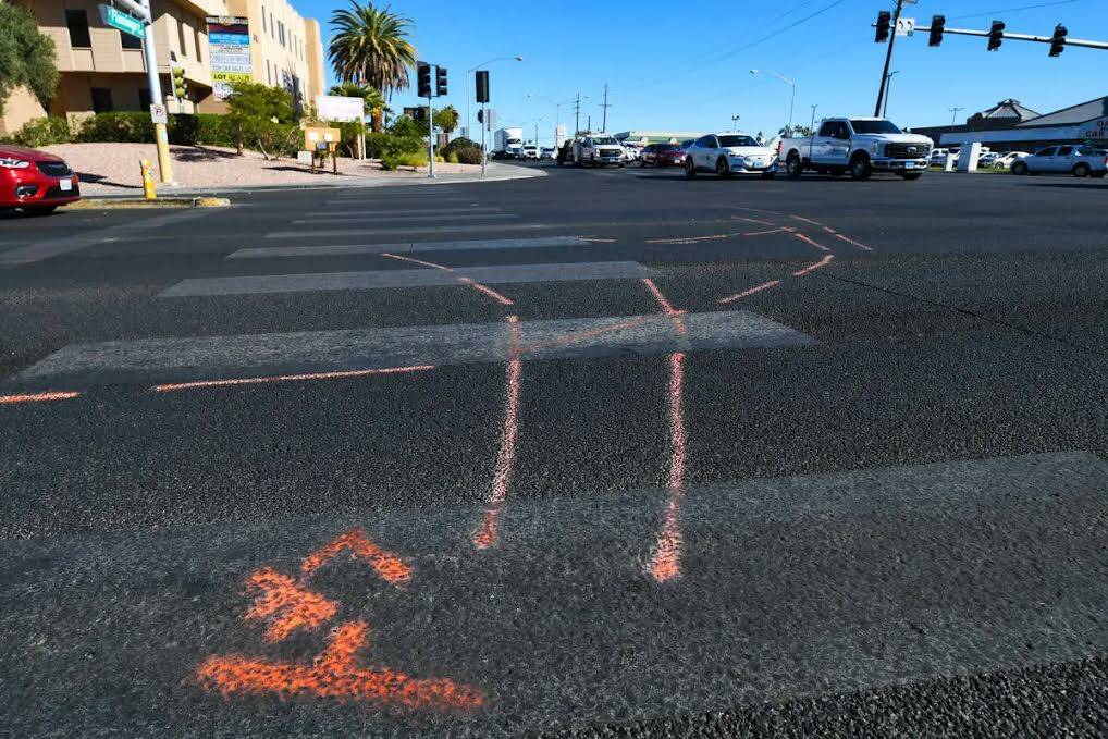 Marcas en el pavimento en el lugar del accidente fatal ocurrido en la intersección de Flamingo ...