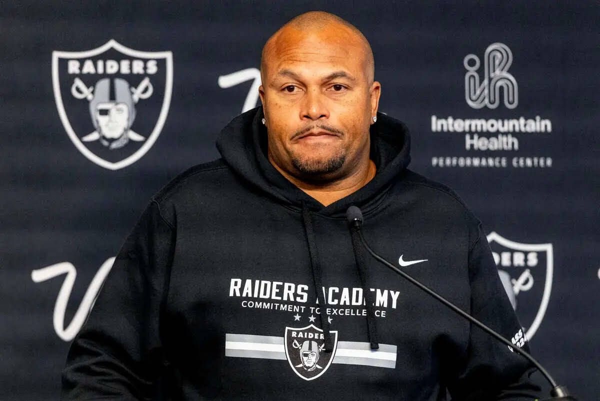 El entrenador en jefe de los Raiders, Antonio Pierce, se dirige a los medios durante una confer ...