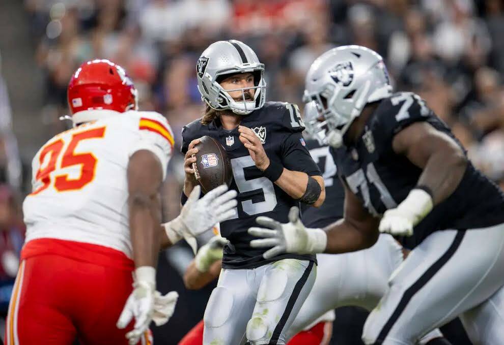 El mariscal de campo de los Raiders, Gardner Minshew (15), busca lanzar el balón durante la se ...