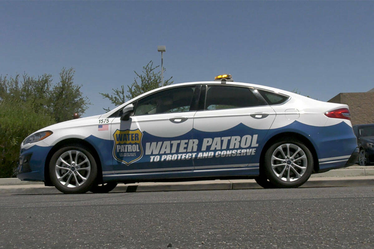 Un auto patrulla de agua del Distrito de Agua del Valle de Las Vegas en una calle de Henderson ...