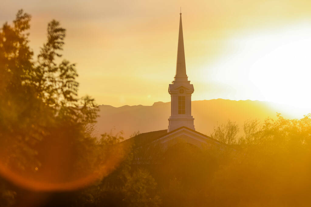 ARCHIVO - El sol se pone detrás de la Iglesia de Jesucristo de los Santos de los Últimos Día ...