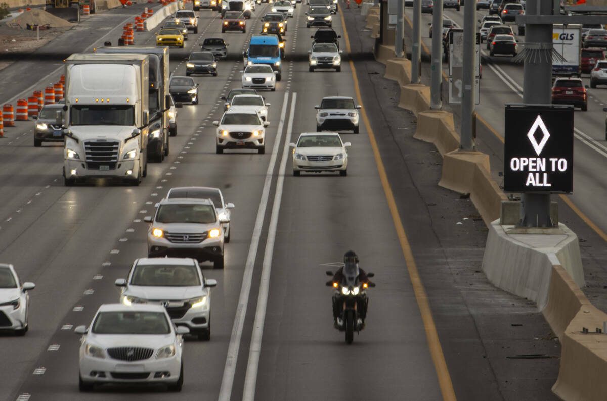 ARCHIVO - Un letrero de carril HOV indica que el carril está ‘abierto a todos’ como parte ...