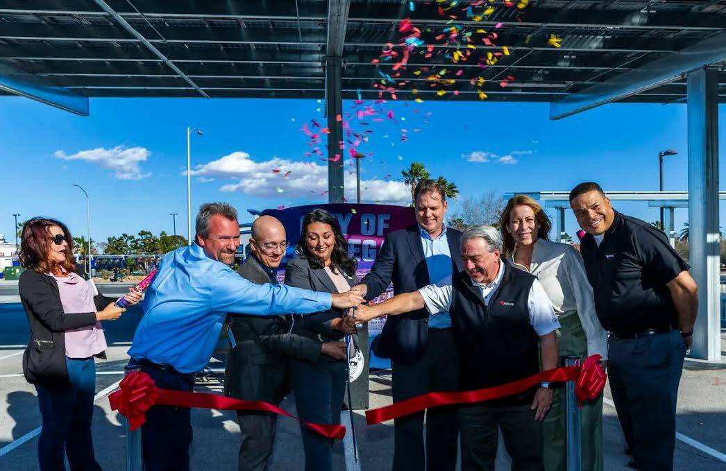 ARCHIVO - Miembros de NV Energy y de la ciudad de Las Vegas realizan una ceremonia de corte de ...