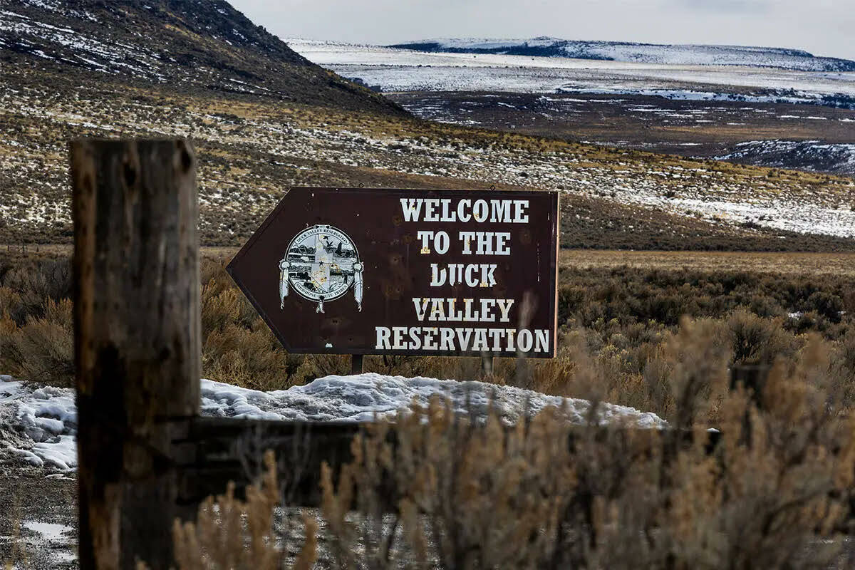 Un letrero de bienvenida a la Reservación Indígena de Duck Valley en Owyhee, Nevada. (L.E. Ba ...