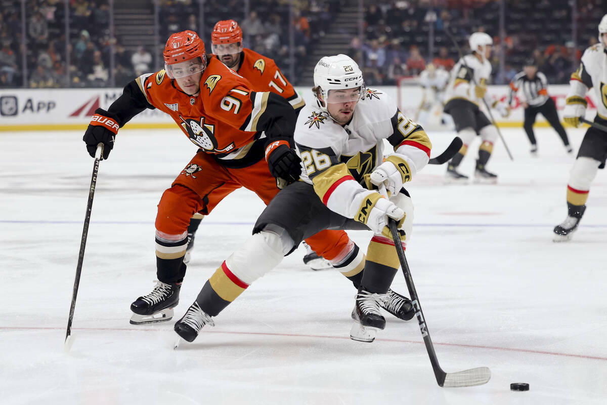 El ala derecha de los Vegas Golden Knights, Alexander Holtz, a la derecha, y el centro de los A ...