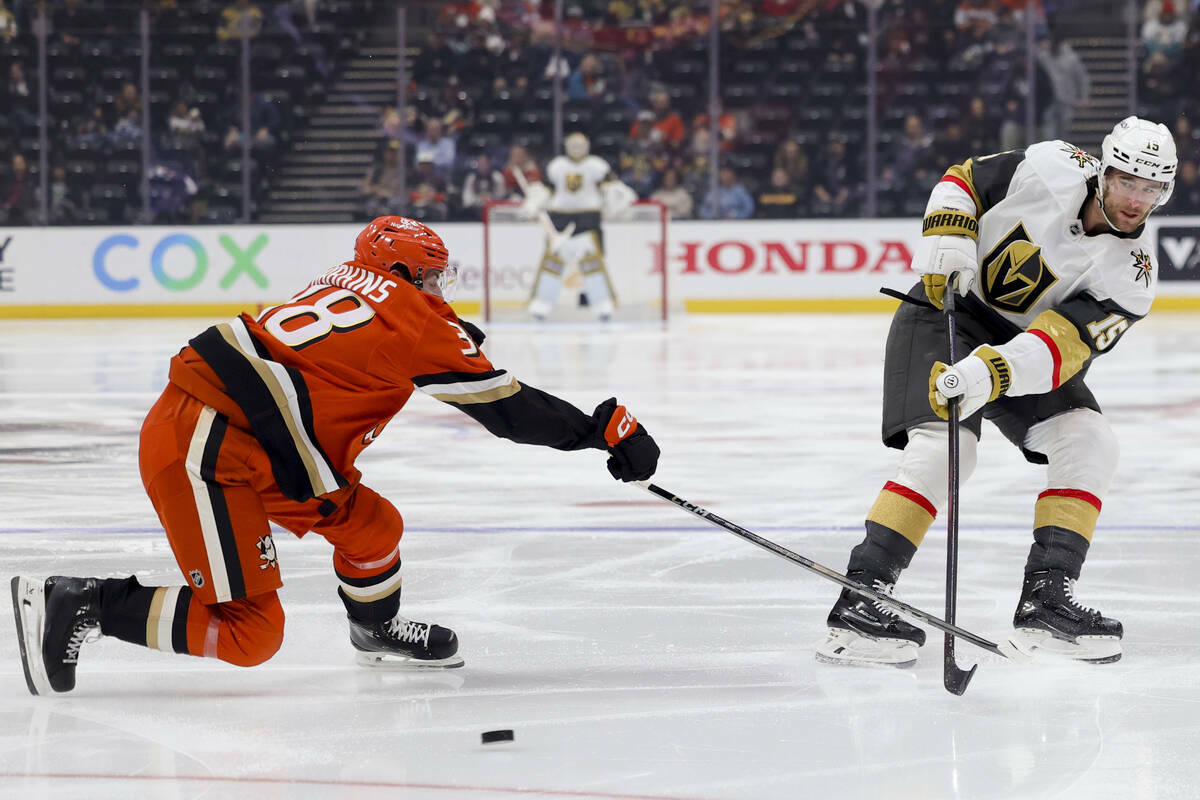 El defensa de los Vegas Golden Knights, Noah Hanifin, a la derecha, y el centro de los Anaheim ...