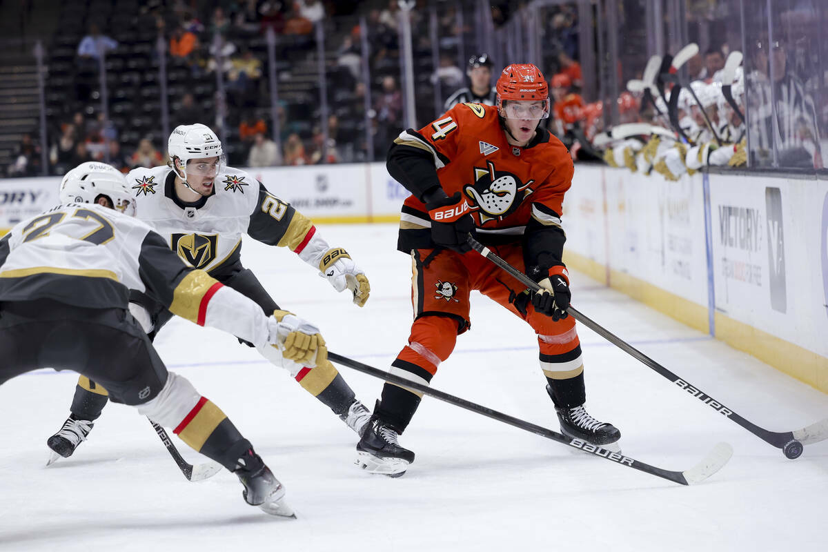 El defensa de los Anaheim Ducks, Pavel Mintyukov, a la derecha, compite por el puck contra el d ...