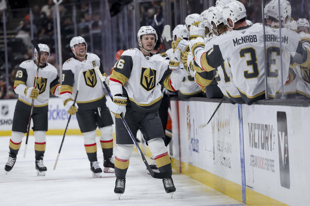 El ala izquierda de los Vegas Golden Knights, Pavel Dorofeyev, celebra con el banquillo despué ...