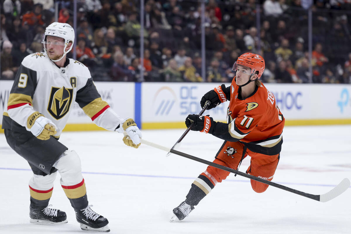 El centro de los Ducks de Anaheim, Trevor Zegras, a la derecha, observa su disparo junto al cen ...