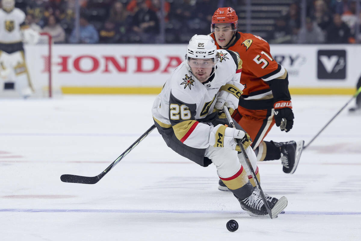 El ala derecha de los Vegas Golden Knights, Alexander Holtz, a la izquierda, y el defensa de lo ...