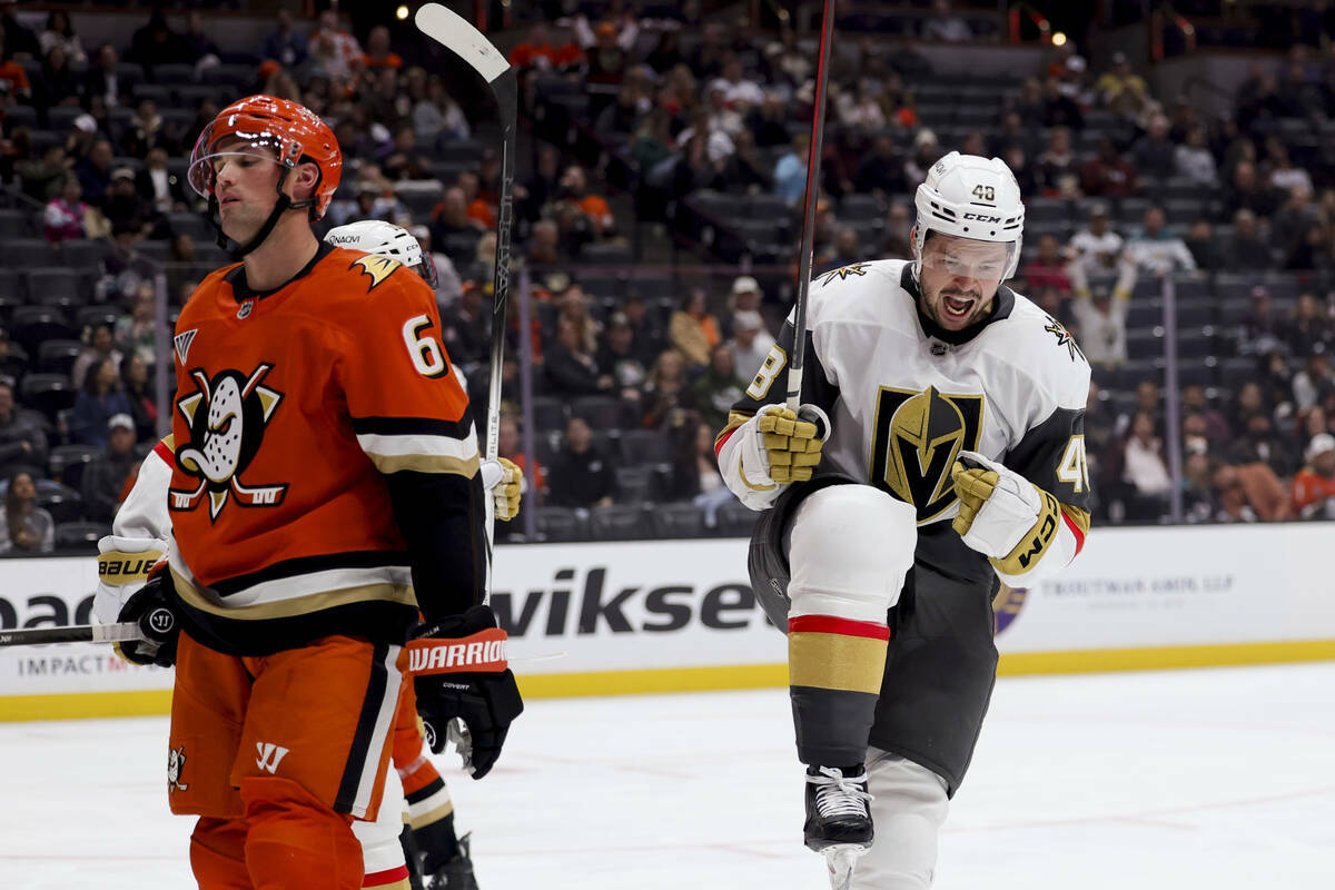 El centro de los Vegas Golden Knights, Tomas Hertl, a la derecha, celebra junto al defensa de l ...