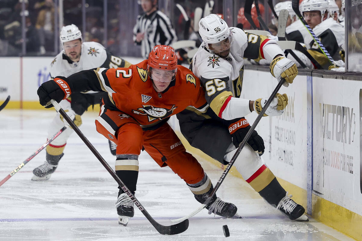 El defensa de los Anaheim Ducks, Jackson LaCombe, a la izquierda, y el ala derecha de los Vegas ...