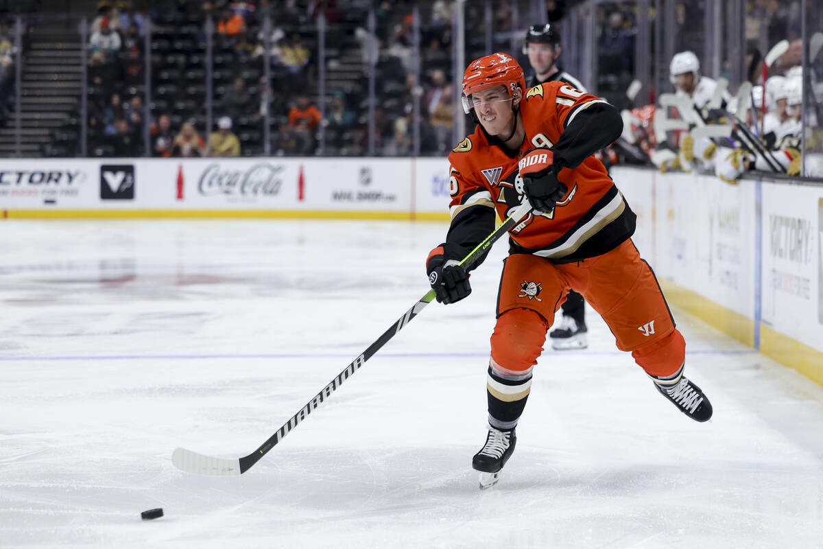 El centro de los Anaheim Ducks, Ryan Strome, dispara durante el tercer periodo de un partido de ...