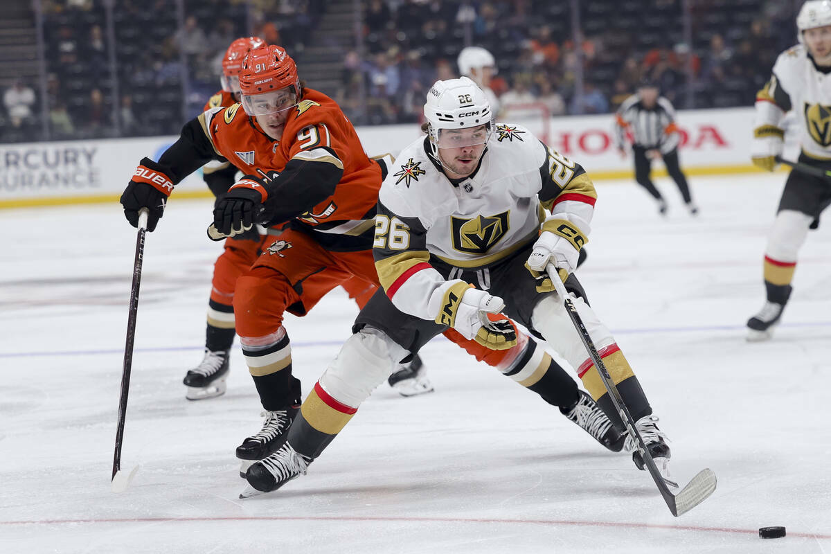 El ala derecha de los Vegas Golden Knights, Alexander Holtz, a la derecha, y el centro de los A ...