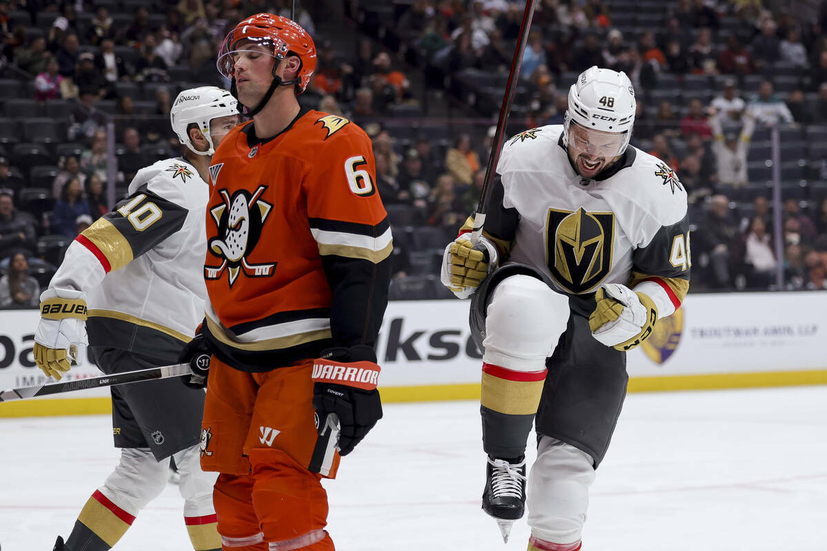 El centro de los Vegas Golden Knights, Tomas Hertl, a la derecha, celebra anotar un gol junto a ...