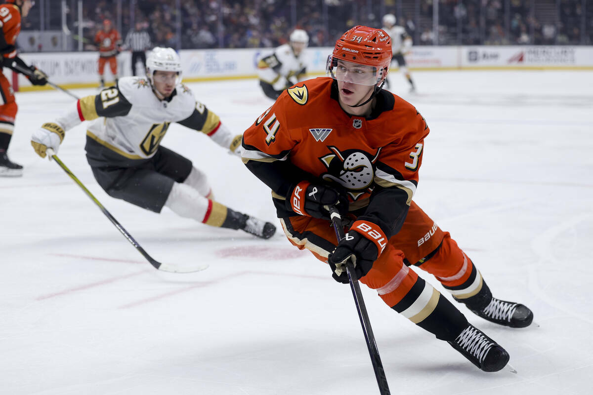 El defensa de los Anaheim Ducks, Pavel Mintiukov, durante el segundo periodo de un partido de h ...