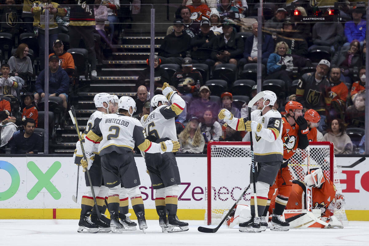 El ala izquierda de los Vegas Golden Knights, Pavel Dorofeyev, al centro, celebra su gol con su ...