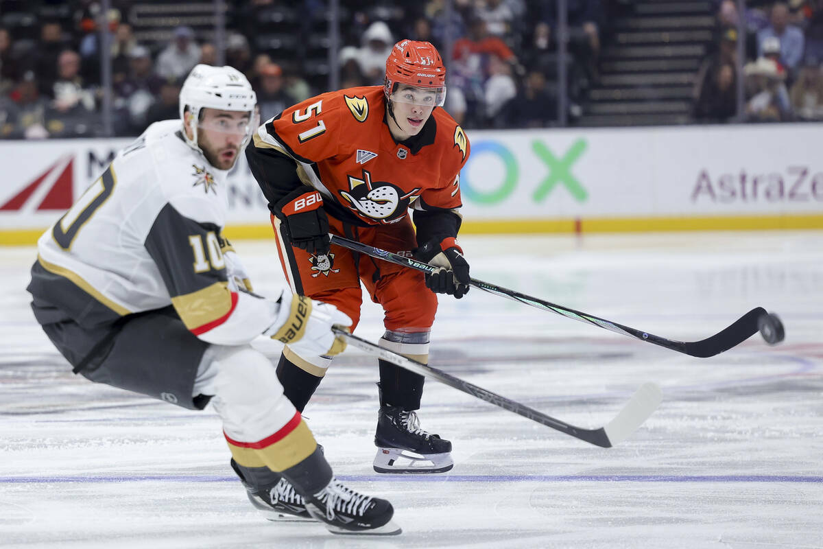 El defensa de los Anaheim Ducks, Olen Zellweger, a la derecha, observa su pase junto al centro ...