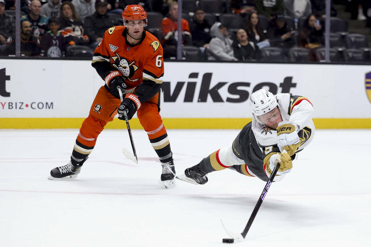 El centro de los Vegas Golden Knights, Jack Eichel, a la derecha, dispara contra el defensa de ...