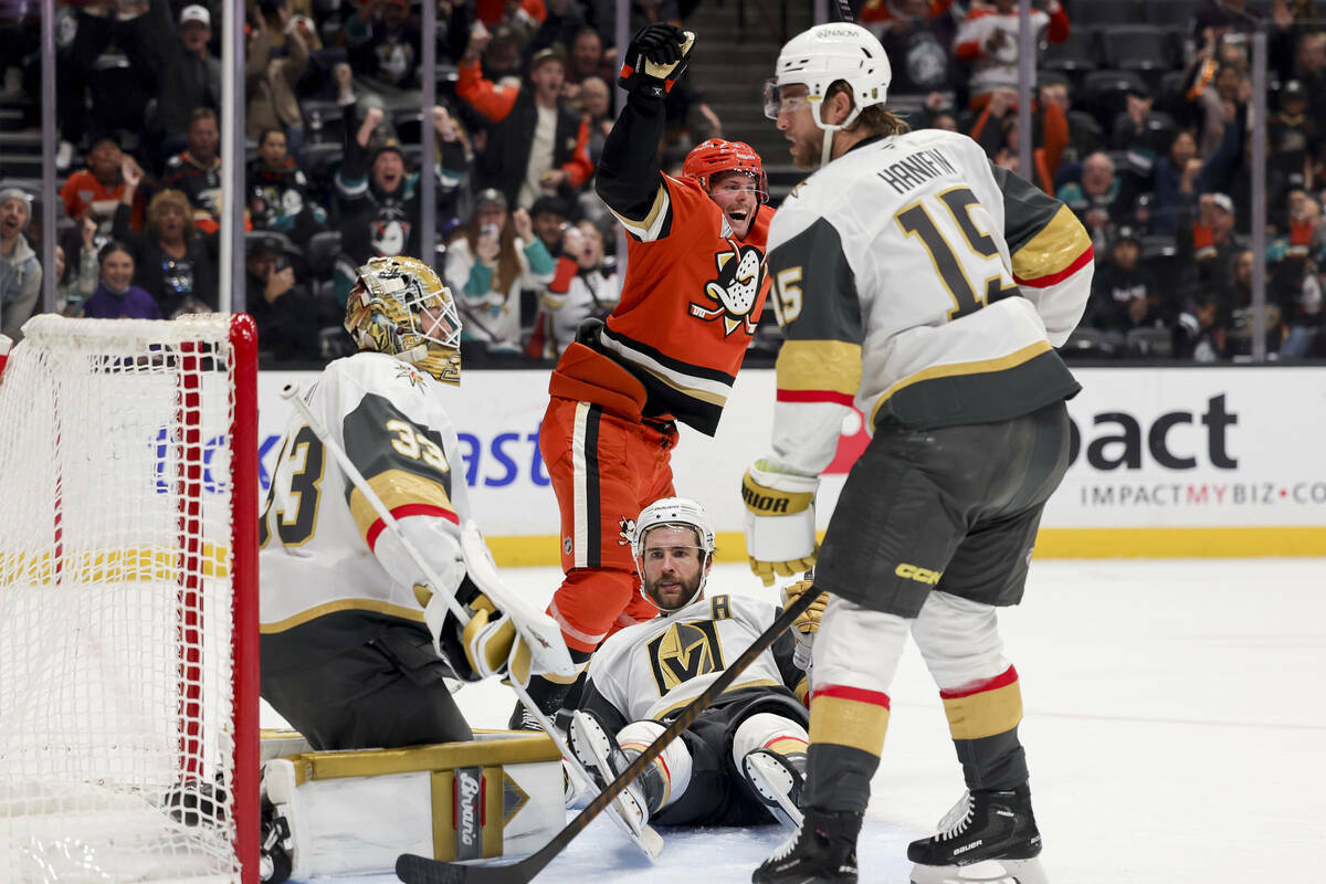 El ala derecha de los Anaheim Ducks, Brett Leason, en el centro, celebra un gol anotado por el ...