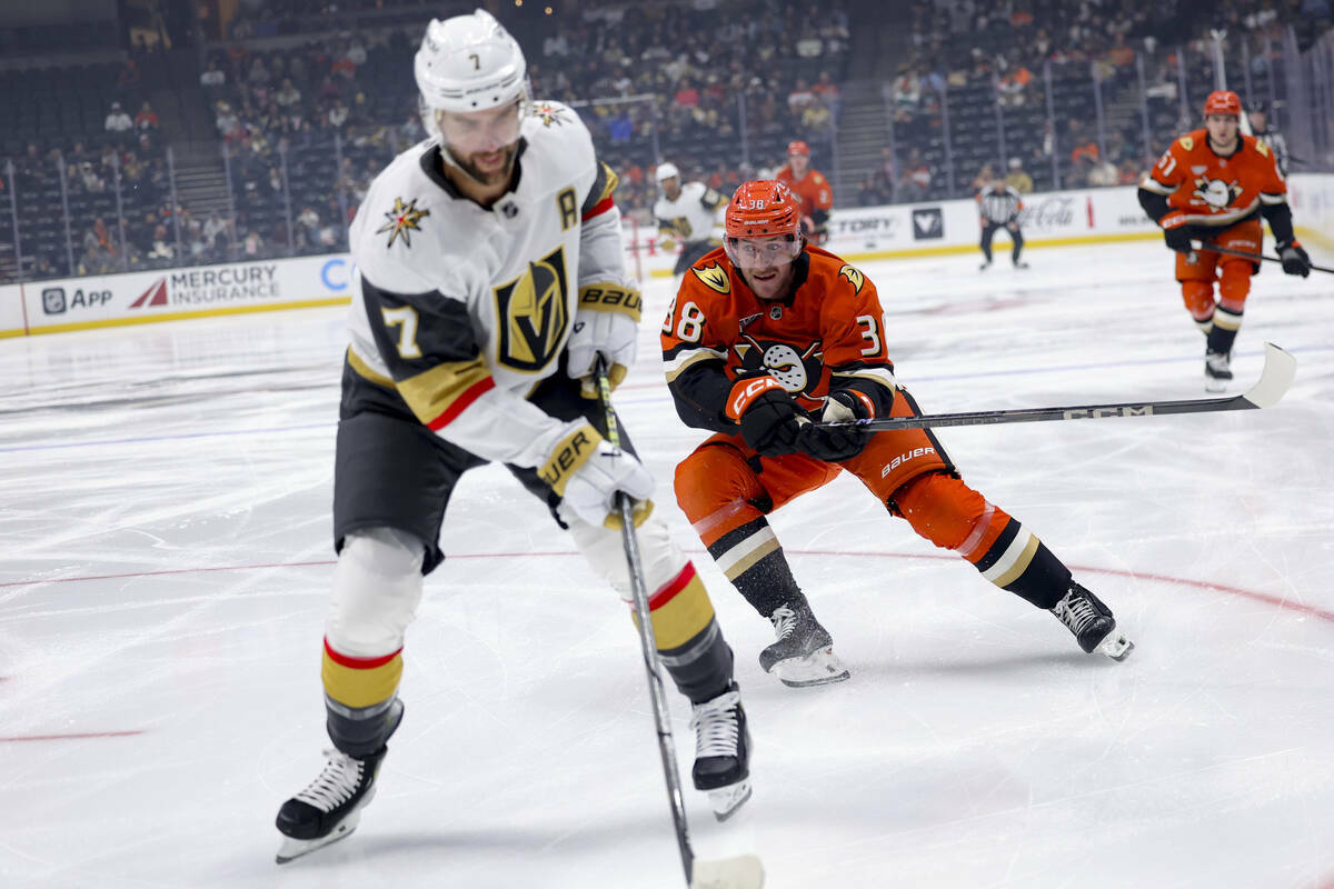 El defensa de los Anaheim Ducks, Jansen Harkins, a la derecha, persigue al defensa de los Vegas ...