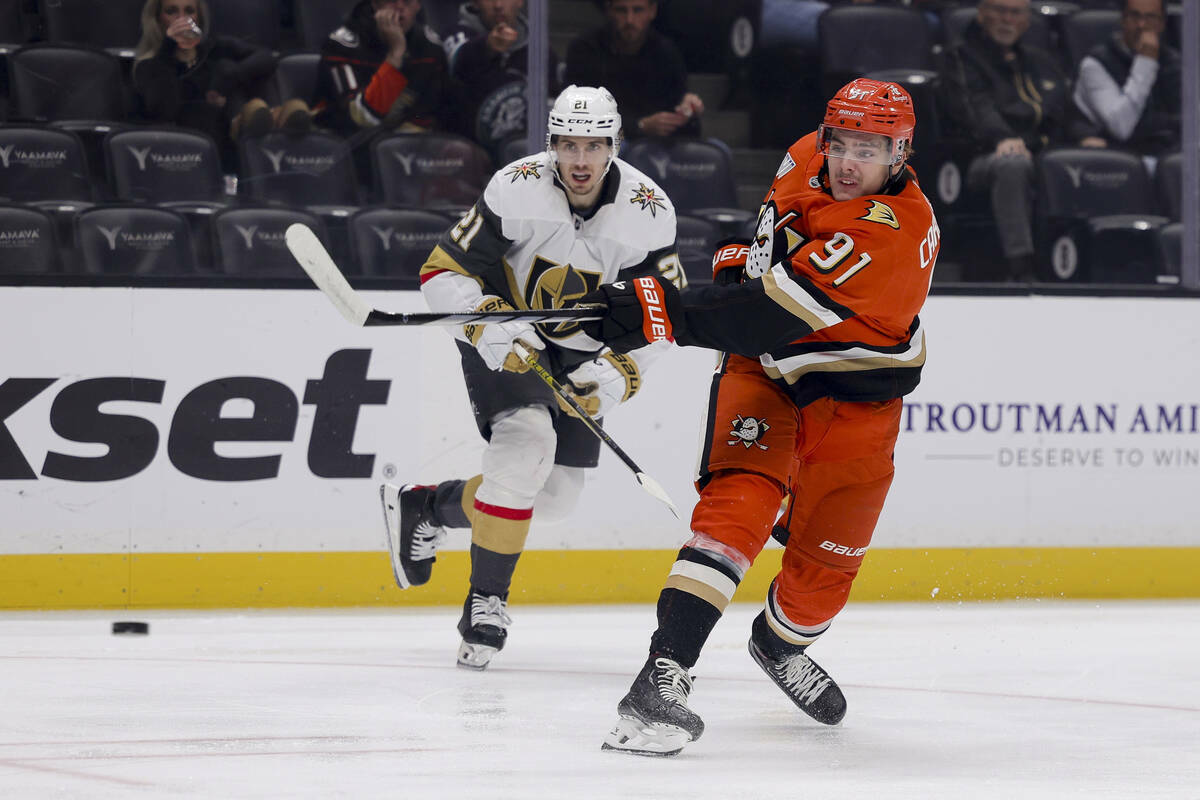 El centro de los Anaheim Ducks, Leo Carlsson, a la derecha, dispara contra el centro de los Veg ...