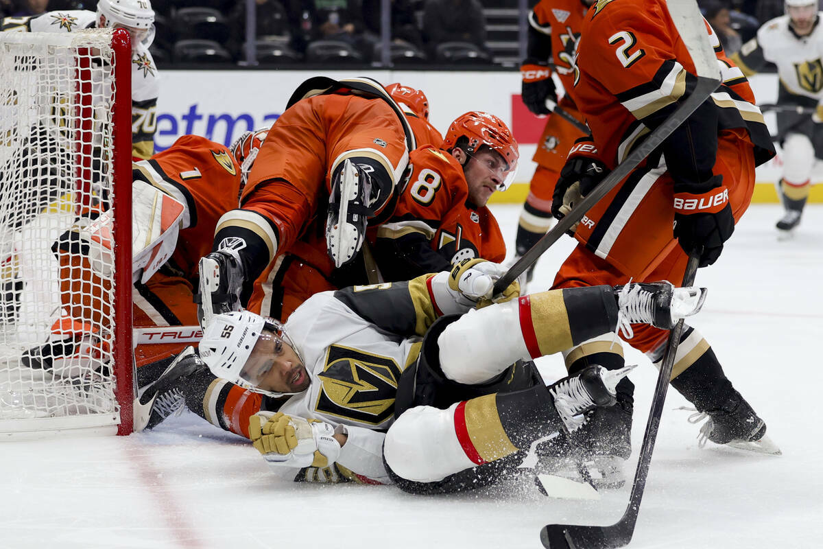 El ala derecha de los Vegas Golden Knights, Keegan Kolesar, abajo, choca con el defensa de los ...