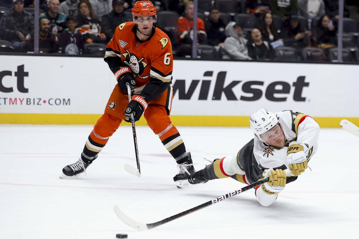 El centro de los Vegas Golden Knights, Jack Eichel, a la derecha, dispara contra el defensa de ...