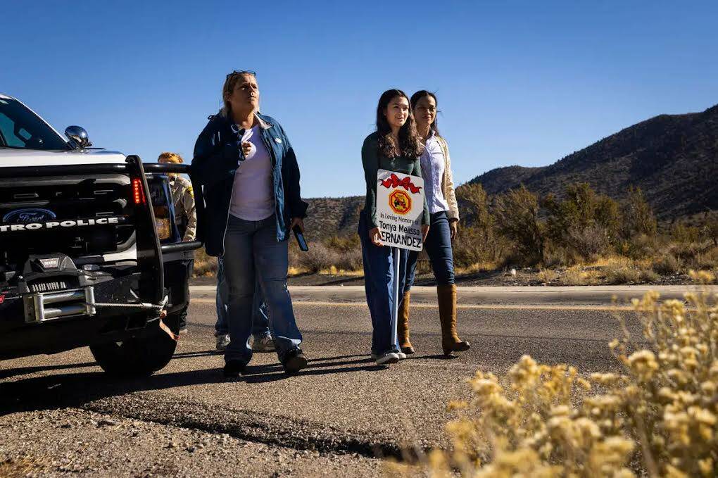 Ángela Fernández (al centro) camina junto a su madre, María Fernández (a la derecha) y Char ...