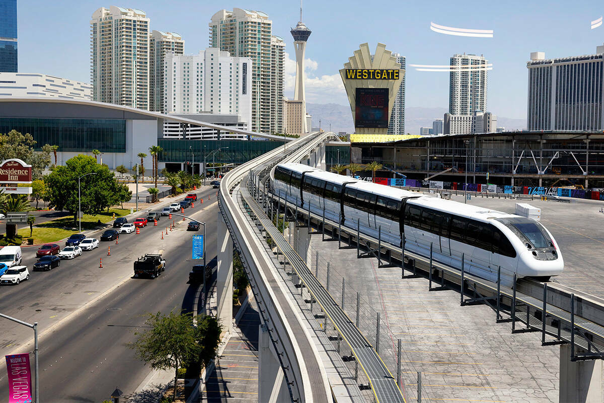 ARCHIVO - Un tren monorreil sale de la estación del Centro de Convenciones de Las Vegas, el mi ...