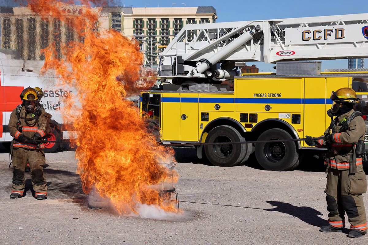 ARCHIVO - Bomberos realizan una demostración de seguridad para cocinar durante las fiestas con ...