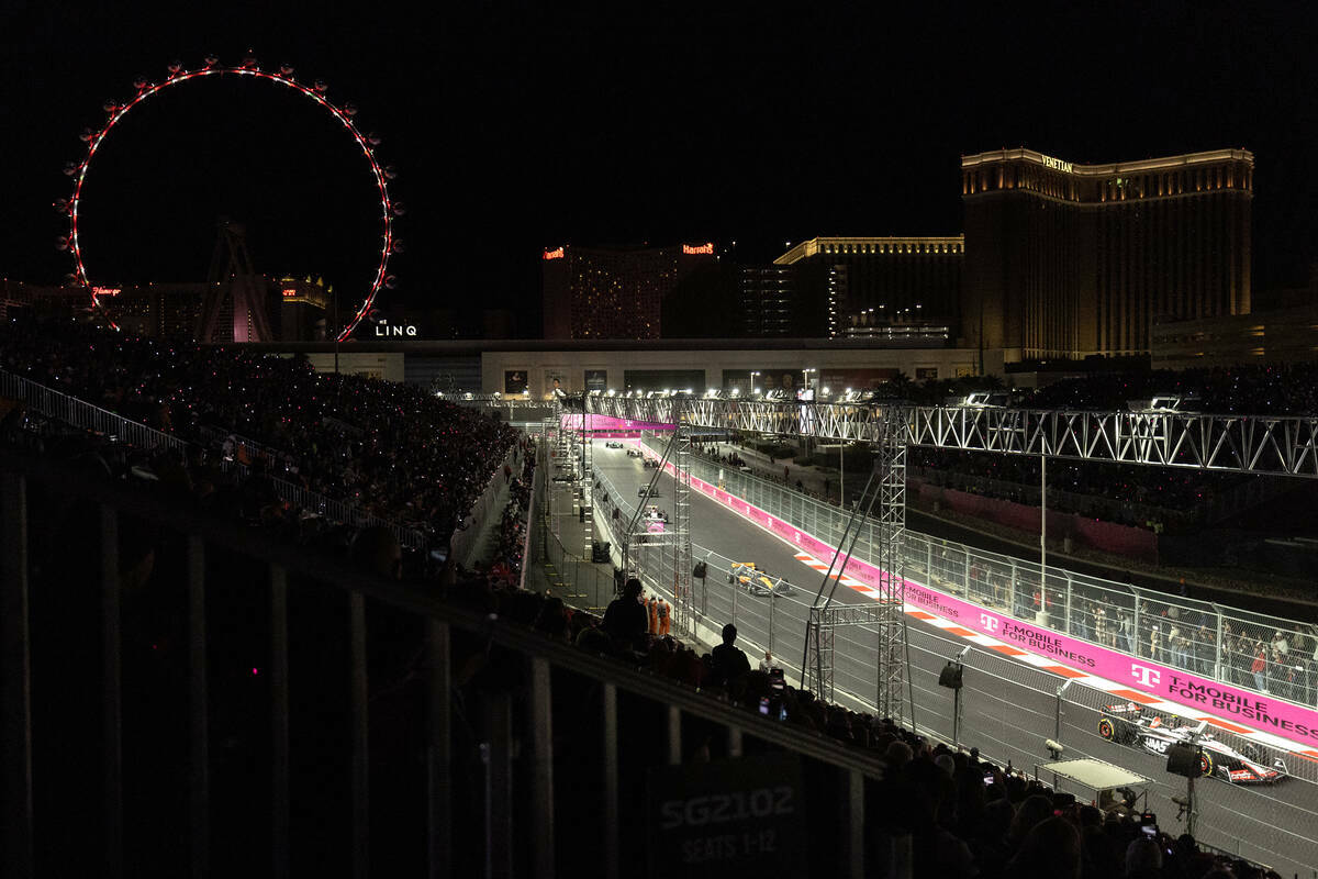 Una fila de pilotos pasa por la Sphere durante la carrera de autos del Gran Premio de Las Vegas ...