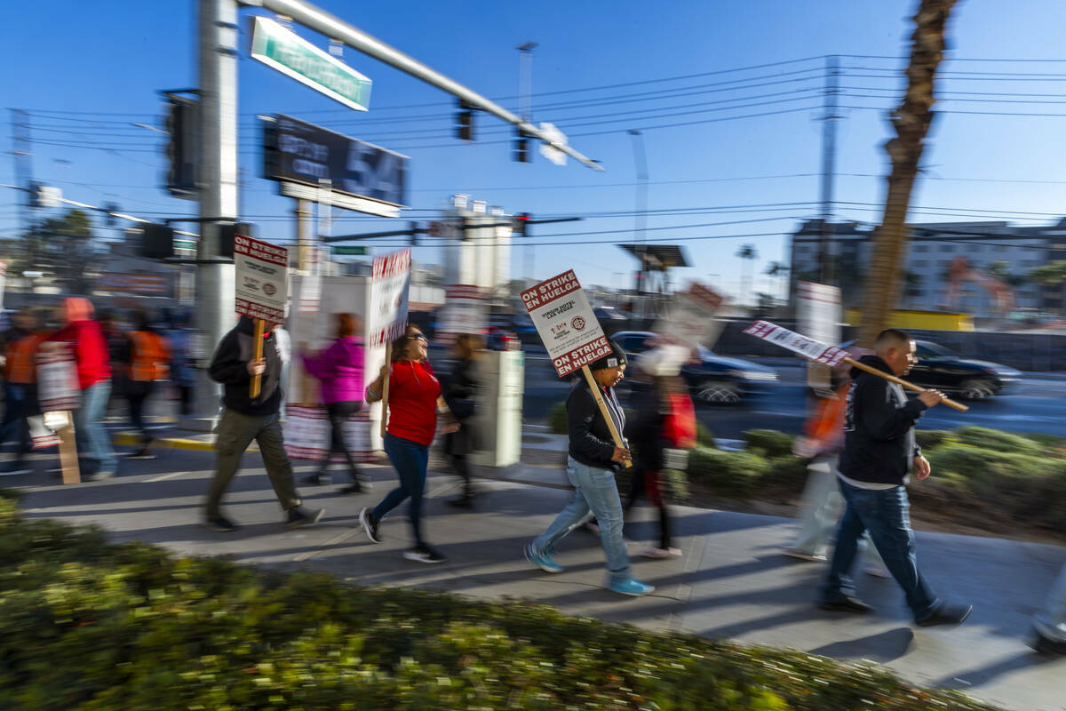 Trabajadores del Local 226 del Sindicato Culinario están en huelga fuera del garaje de E. Hard ...