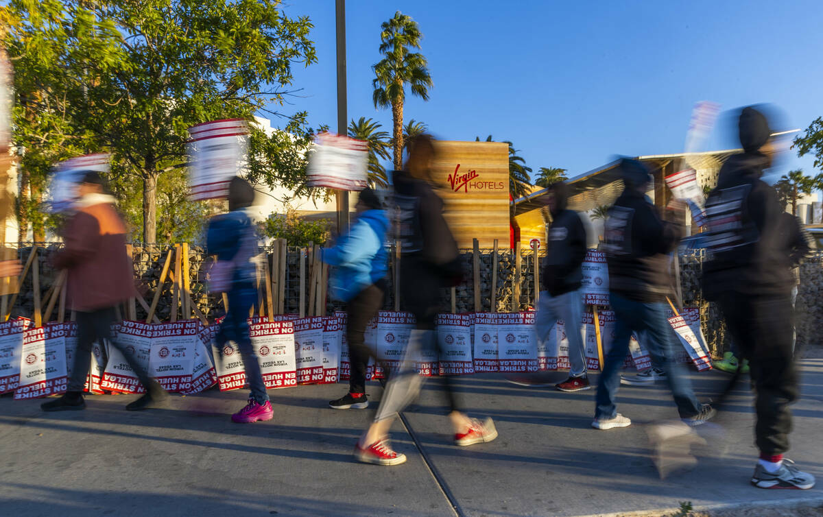 Trabajadores del Local 226 del Sindicato Culinario están en huelga en la acera cerca de la ent ...