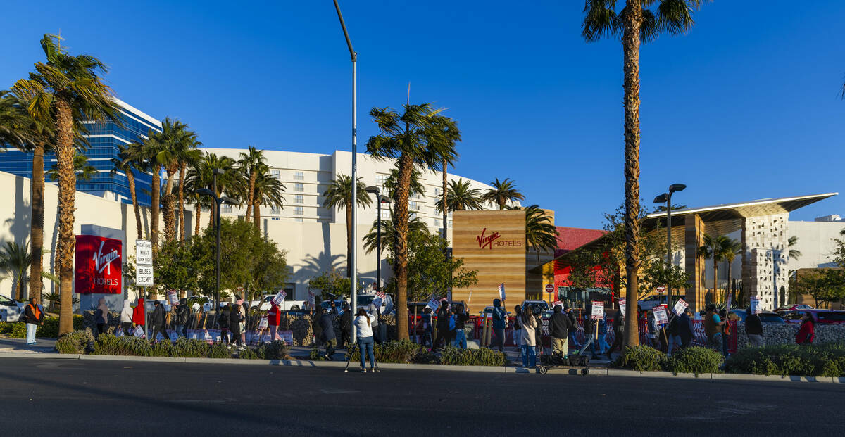 Trabajadores del Local 226 del Sindicato Culinario están en huelga en la acera frente a Virgin ...