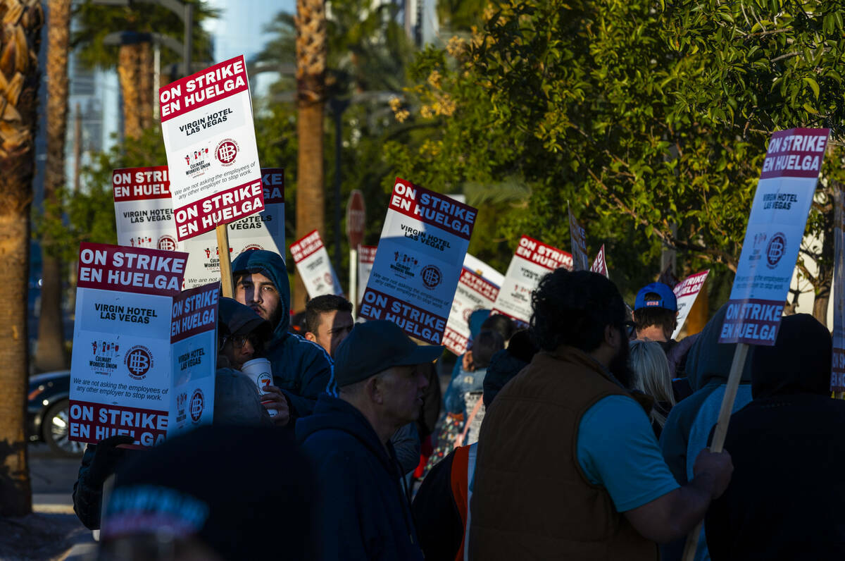 Trabajadores del Local 226 del Sindicato Culinario están en huelga frente a Virgin Hotels desp ...